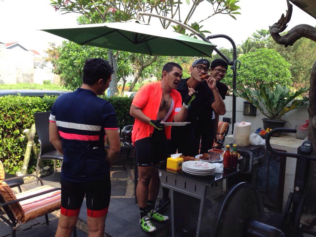 sundayz_cr's tweet photo. Brunch season after gowes kota wisata cibubur with the boys http://t.co/G3RXuU6AZl