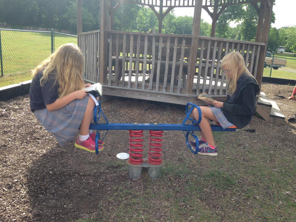NCSelementary's tweet photo. 5th graders enjoying some outdoor read-to-self time. http://t.co/Pv4VeOjoOR