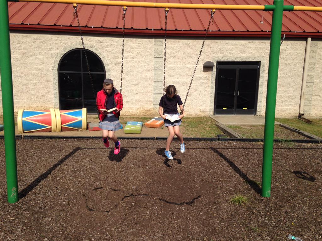 NCSelementary's tweet photo. 5th graders enjoying some outdoor read-to-self time. http://t.co/Pv4VeOjoOR