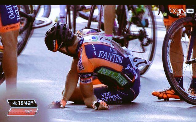 LePuncheur_'s tweet photo. Imagen de Daniele Colli. Que se va para casa...Terrible... Puro dolor. #Giro http://t.co/gA3vMalK3w