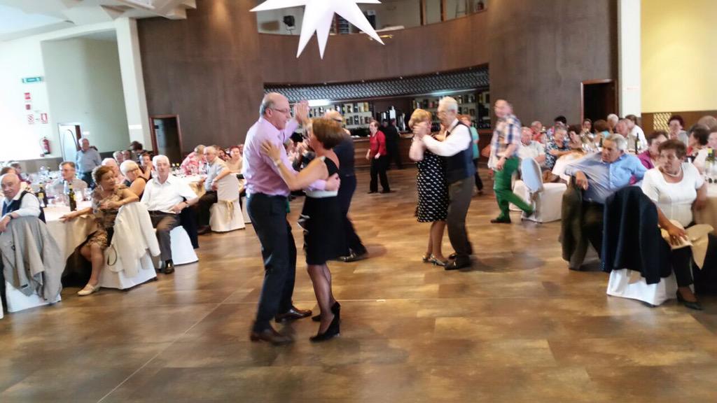 afernandezOU's tweet photo. Desfrutando da mellor das compañías! Gracias ás traballadoras de Saúde e a miña compañeira Marga polo seu traballo http://t.co/W3bIvNHJE7