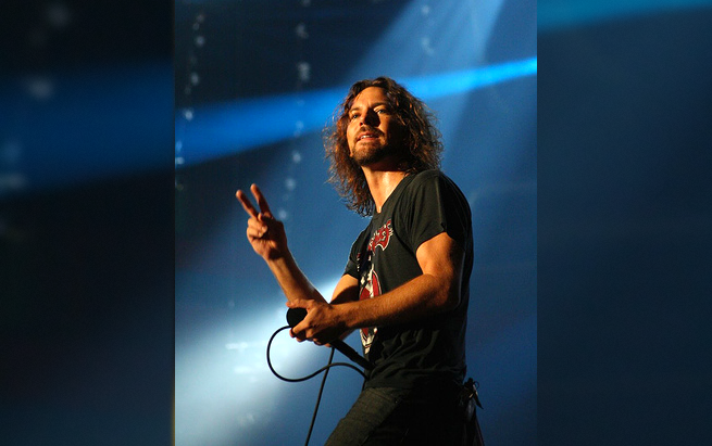 PearlJam's tweet photo. "How is life treating you? Better yet, how are you treating life?" - Eddie Vedder. #PearlJam http://t.co/gVMvcwrJn0