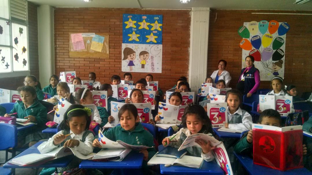 Lorena81012973's tweet photo. @PTA_Colombia #TodosaAprender acompañamiento al aula de clase Institución Educativa el Bosque Soacha. http://t.co/K3hVhM9XSY