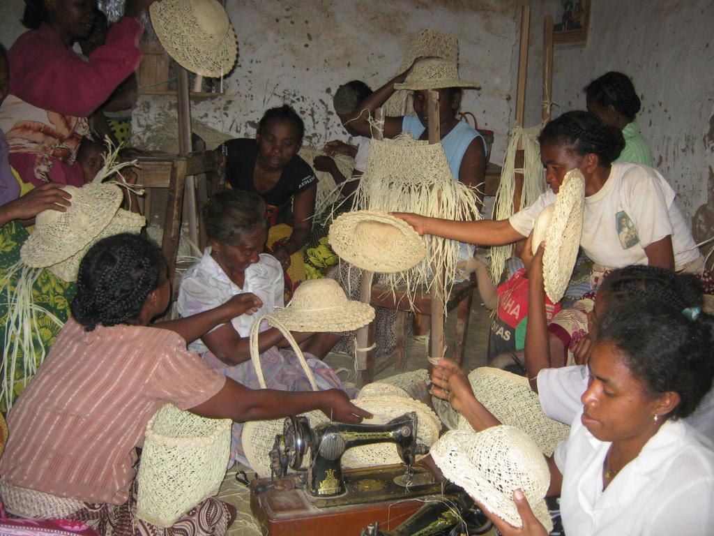 BaobabSolidario's tweet photo. Gracias a los microcréditos se financian iniciativas de artesanas malgaches #ProyectosBaobab http://t.co/Lg8t6CCtfK