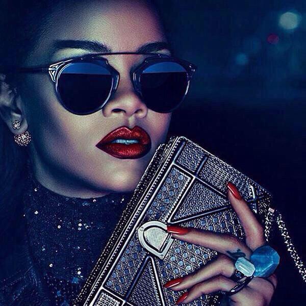 TeamBreezy_SP's tweet photo. Porra eu já queria essa óculos #SoReal da #Dior agora com a Rihanna usando eu tipo necessito http://t.co/GQB1MqmNGk