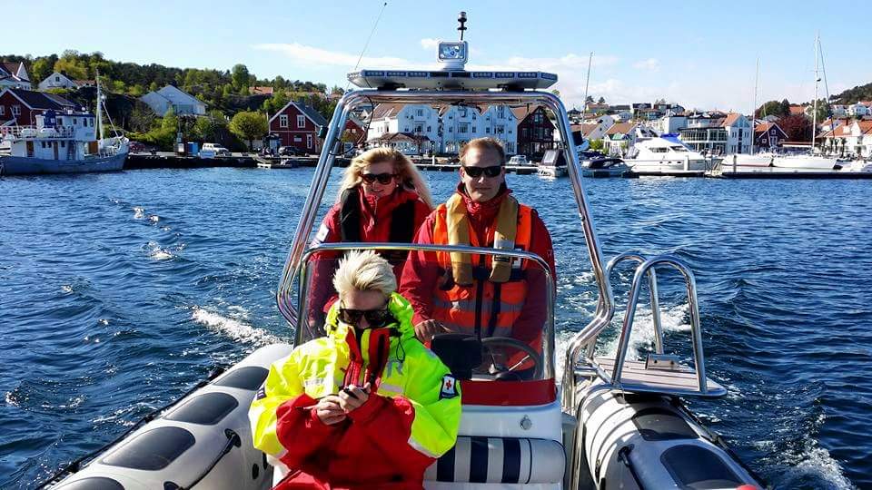 LillesandRK's tweet photo. Båtsesongen er igang for Hjelpekorpset. #påvannetfordinskyld @LillesandRK @Hjelpekorpset #barskivest http://t.co/1vuAE9ihkQ