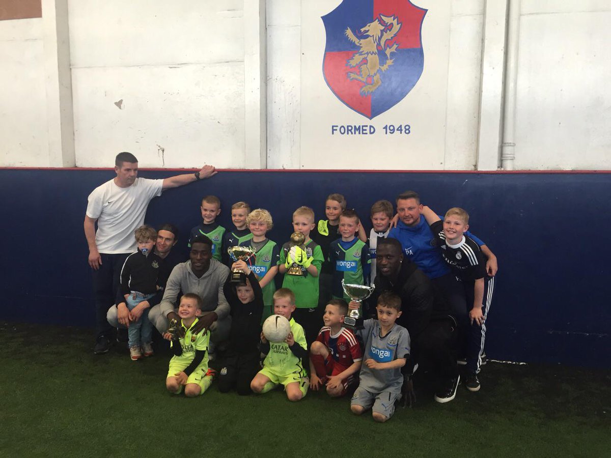 MoussaSissoko's tweet photo. A good afternoon with kids of Montagu&amp;NorthFenham FC ! Thanks for your welcome ! cc @daryljanmaat89 @MassadioHaidara http://t.co/MuCt4RoZhg