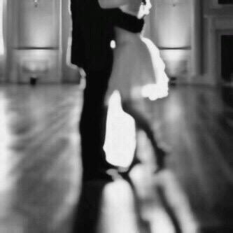 تعال نرقصٌ علىٰ أنغام الجنون والقبٌلاتّ ..♡