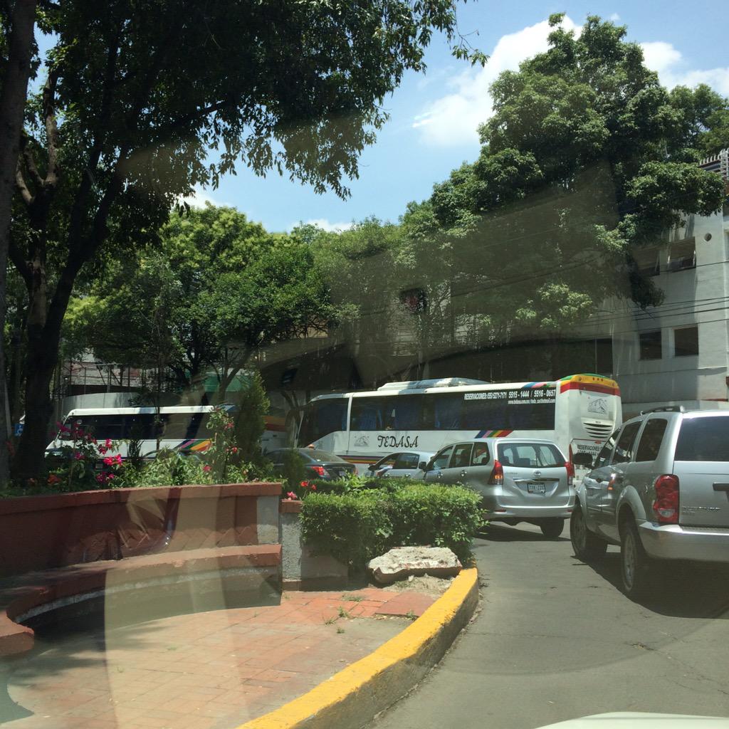 gpina_s's tweet photo. @Transito_CDMX  hay dos camiones estacionados haciendo trafico en glorieta de campos eliseos y lamartine http://t.co/ERJ4LDl5D2