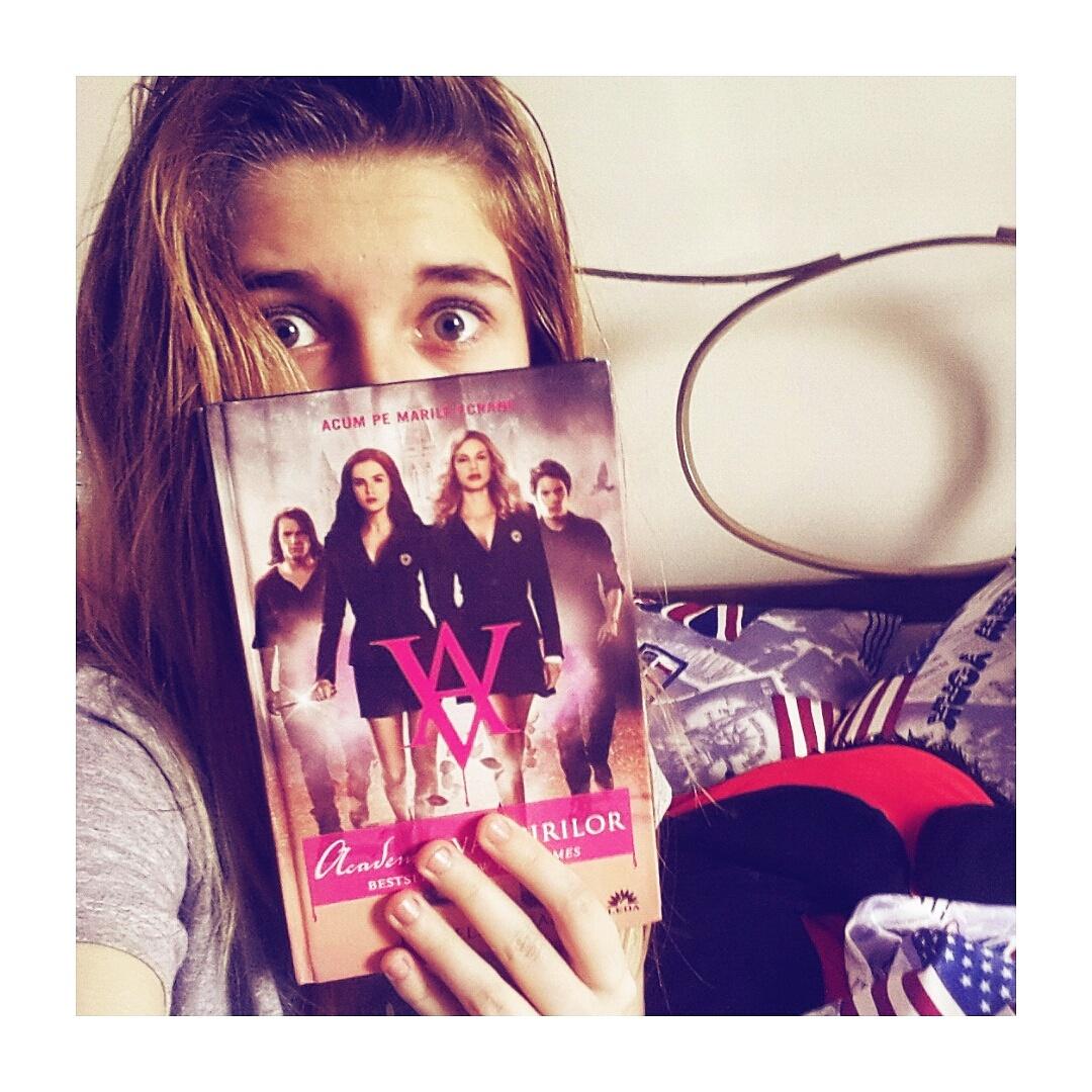 AntoniaRizea's tweet photo. I love so much this book 📖 😍...
#vampireacademy #RachelleMead http://t.co/z7L7IuW8B4
