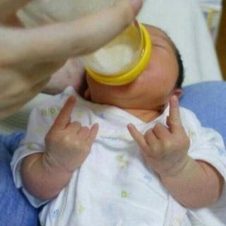 Nyusu dulu biar kuat headbang!