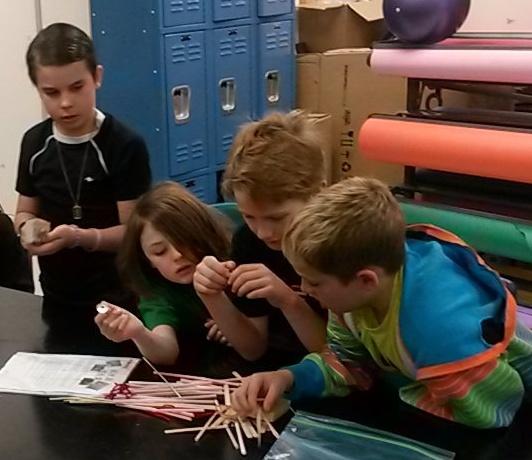 4kWestview's tweet photo. 4k learning pulleys with guest scientists @DiscoverE_UofA @WestviewFMPSD @FMPSD #ymmED http://t.co/79Xhzc4MjJ