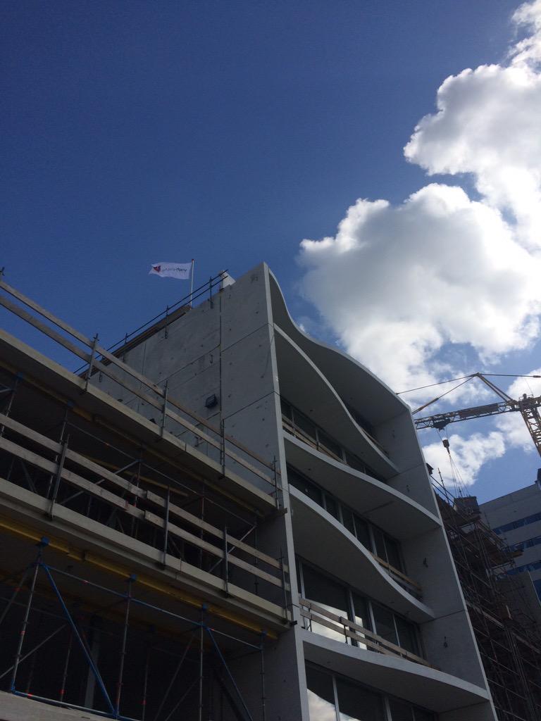 rtdekuiper's tweet photo. Viering hoogste punt Lofts aan de Amstel. #Amsterdam @VinkBouw @STUDIONINEDOTS http://t.co/BDYa3JkGPv