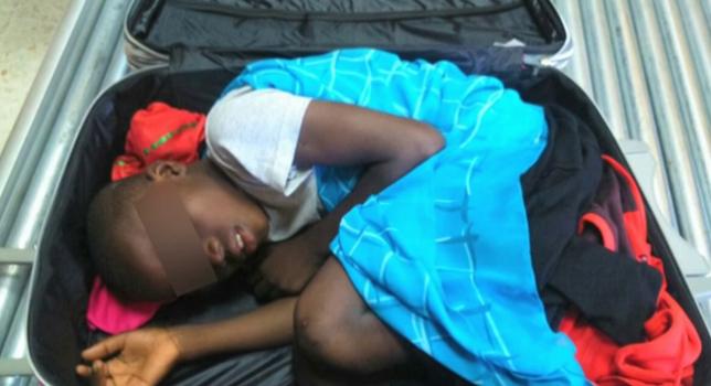 A3Noticias's tweet photo. Ceuta documenta y escolariza al niño hallado dentro de una maleta http://t.co/N1RoKganCq http://t.co/1cH0Ng4gY5