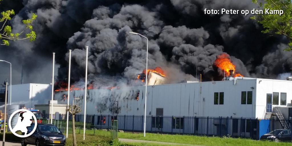 VIDEO - UPDATE: Moerdijk is opgeschaald naar Grip 2. Bedrijf verwerkt gevaarlijk afval: hartvannederland.nl/top-nieuws/201…