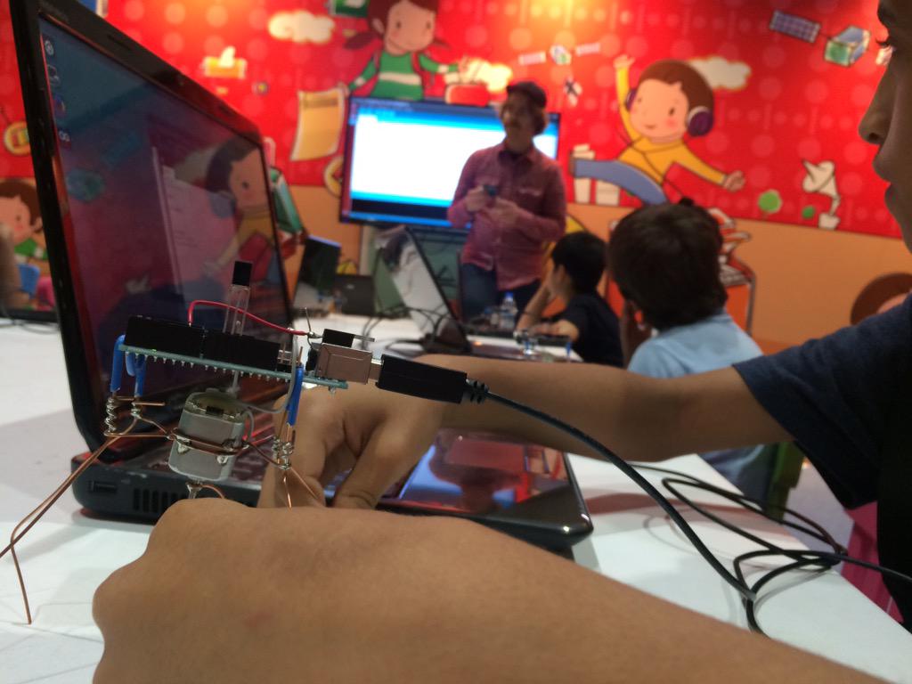 RikuAlkio's tweet photo. Evening session going on at #adibf2015  #coding #robotics http://t.co/ohDaWxOTtF