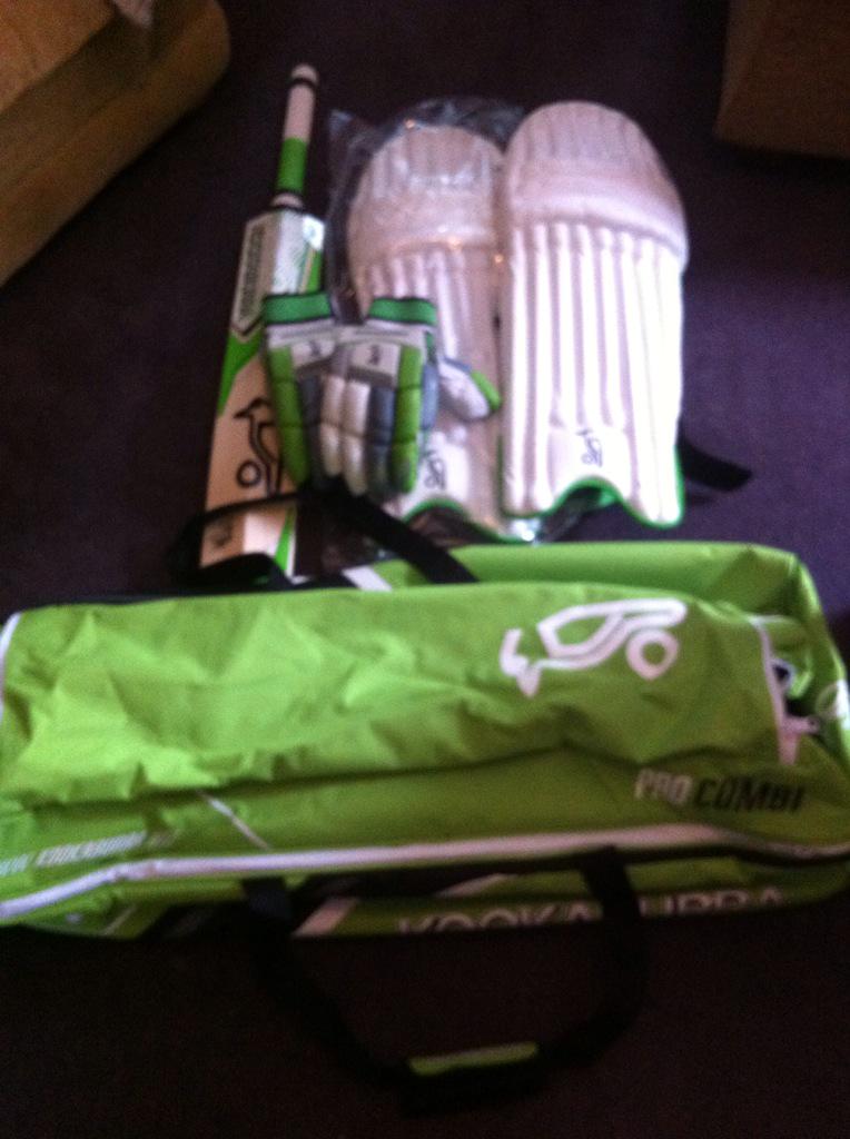 EdwinMoulton's tweet photo. New equipment for the season. Speechless at how good it all is. Thanks @KookaburraCkt http://t.co/GtgePJMPUJ
