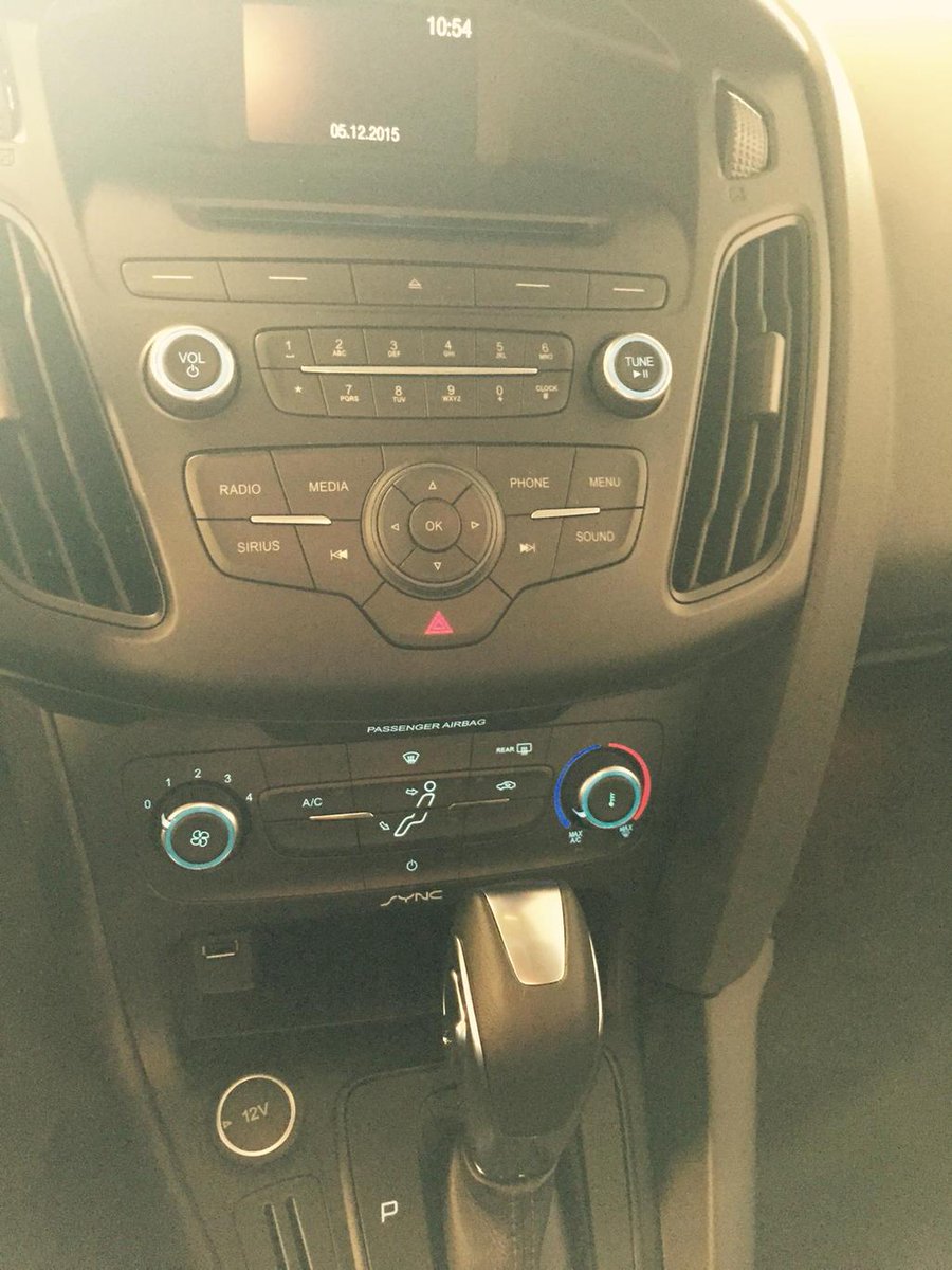1Greekboy's tweet photo. Easy access USB port!!! #Focusin5 @FORD @FORDFOCUS @powershiftfocus http://t.co/u44NwBBzLk