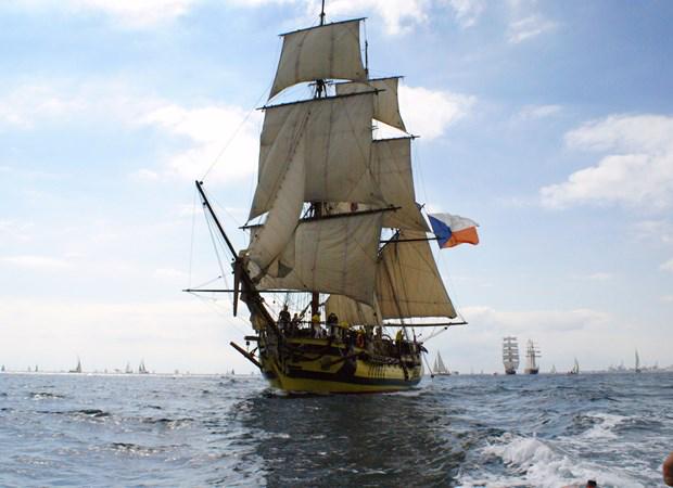 Amsterdam_2016's tweet photo. #SAIL2015 grootste ter wereld ooit: 12 km parade, 50+ #TallShips met 13 primeurs / 8 replica's http://t.co/IfYOnvk8Le http://t.co/wxcl9ZGPqP