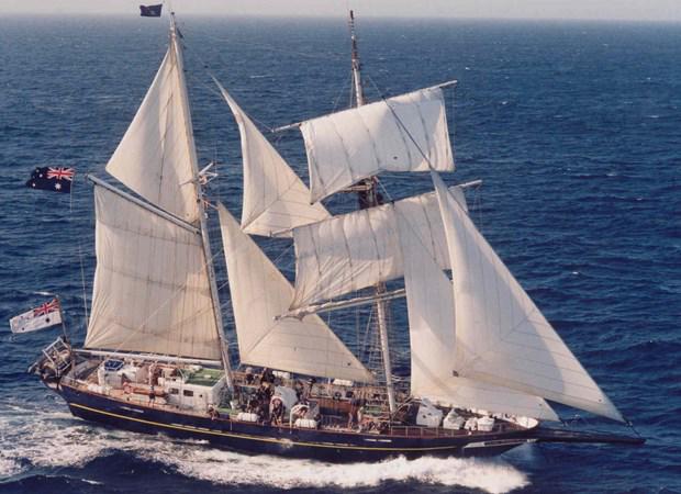Amsterdam_2016's tweet photo. #SAIL2015 grootste ter wereld ooit: 12 km parade, 50+ #TallShips met 13 primeurs / 8 replica's http://t.co/IfYOnvk8Le http://t.co/wxcl9ZGPqP
