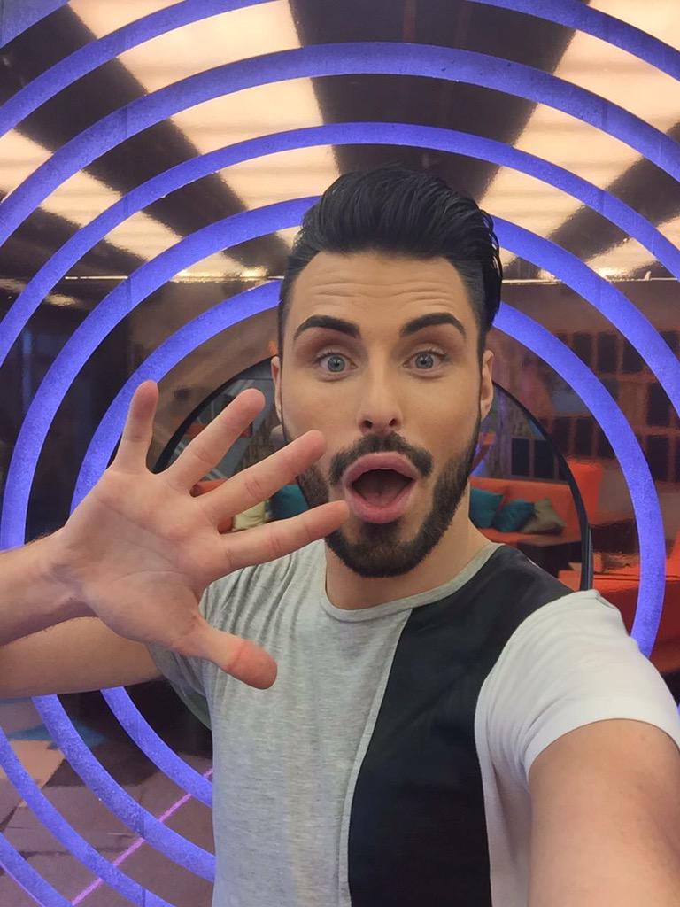 perfectmakeover's tweet image. Rylan putting you off #HDBrows? I promise you won't look like that when I've worked my magic! #sharpiebrows