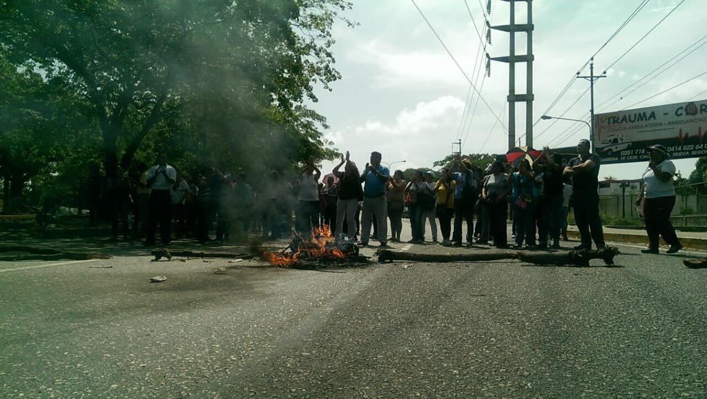 TVVnoticias's tweet photo. #EnLara 10:30am #12M Maestros protestan en tres puntos de Barquisimeto. Exigen mejoras salariales. http://t.co/VaoHQ5Lib7