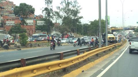curiososnerd's tweet photo. #12M PROTESTA Manifestantes cierran paso bajando a #Guarenas en distribuidor Metropolitano. http://t.co/wS484WhV7F
