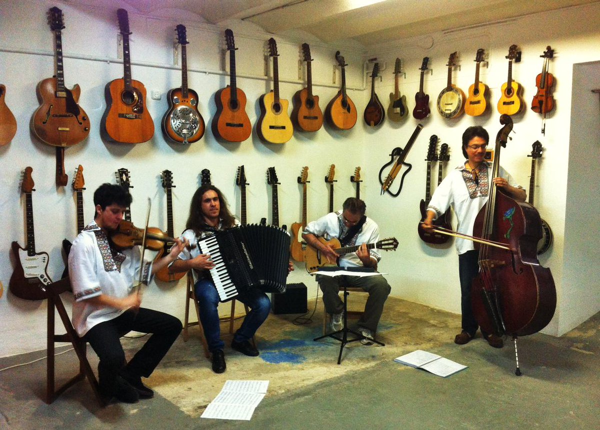 martaballesta's tweet image. Rodant amb #BASARAB, fusió de música moldava, forró brasiler i jazz. En concert al @balkabarna @ateneu9b @connexiobcn