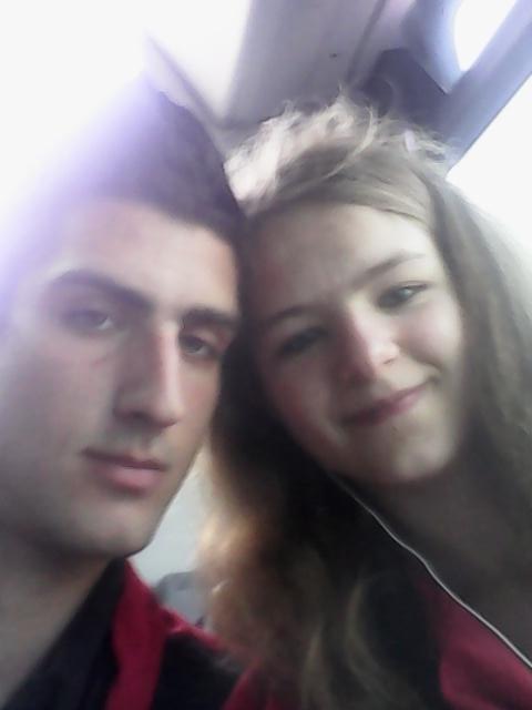 DylangayReb's tweet photo. Moi et ma cousine on va a Auchan manger un glace je t'aime ma cousine http://t.co/VfMeq7rFwN