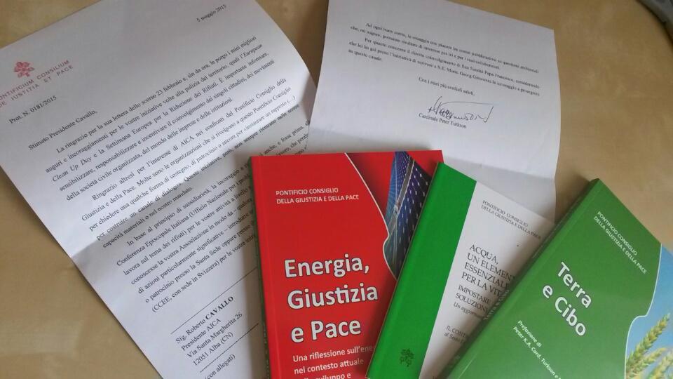 EnviInfo's tweet photo. Grazie @CardinalTurkson per il sostegno a #cleanupeu e #serr15, per i libri e per i suggerimenti! @LetsCleanUpEU http://t.co/XPOwMl8Riz