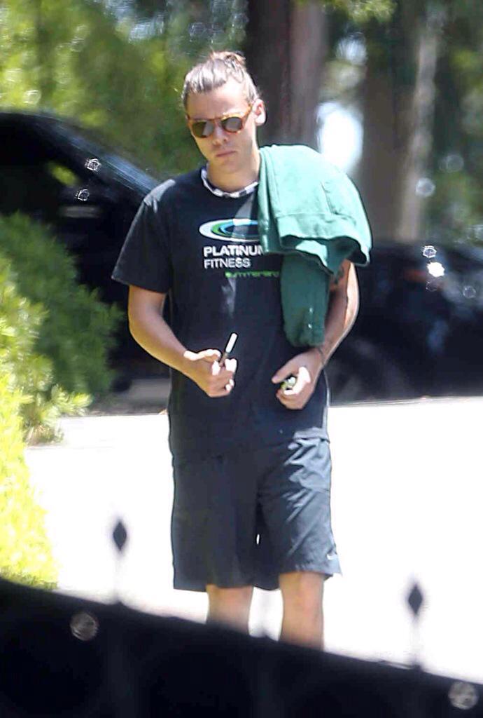 kidirectioner13's tweet image. He is so hot