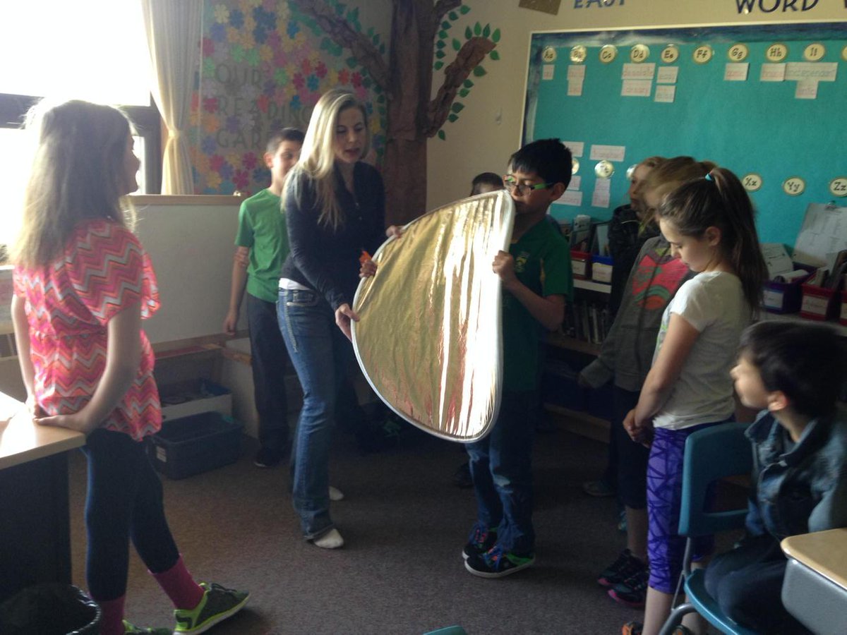 Teachawatt's tweet image. Learning how to &quot;bounce&quot; light from an professional photographer @LRSD_68 #gr4science