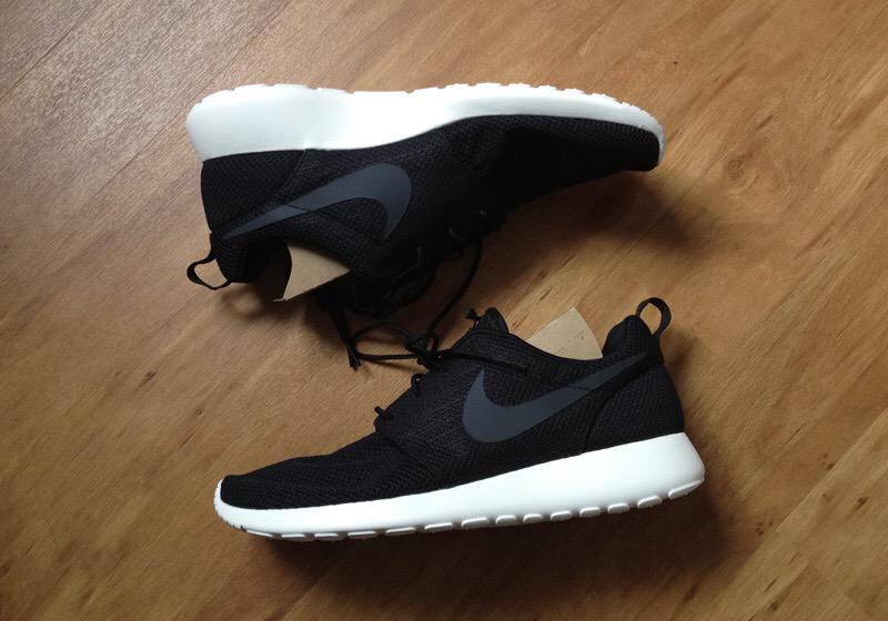NikeGeazz's tweet photo. Retweet for a chance to win 1 of 5 pairs of Nike Roshes. Winners must be following so I can DM if you win! http://t.co/WJy9I7YZHW