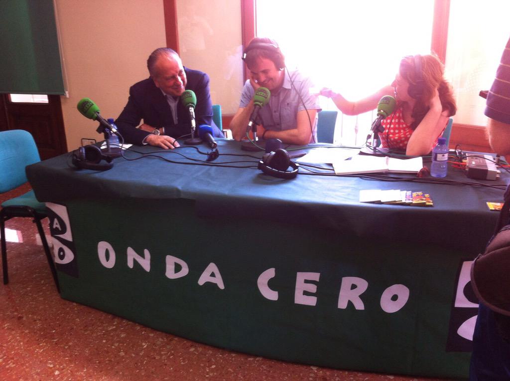 VillarrealCF's tweet photo. Fernando Roig, de visita por Sant Pasqual, repasó la actualidad en las 'bodeguillas' de los medios de comunicación. http://t.co/NdQ7zk6HIq