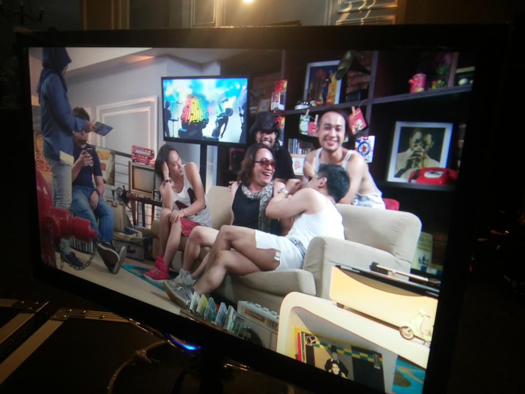 Kupas abis <a href="/memoband_/">Memo Band</a> di talkshow <a href="/IndieVaganza/">IndieVaganza_N3</a> N3 Channel <a href="/askomik1/">ASKOMIK</a> <a href="/formiradio/">forum musik indie Indonesia</a> <a href="/GatutSuryo/">Gatut Suryo</a> <a href="/KabarOne1/">Kabar One</a> <a href="/LimaBelasPRO/">15 PRO</a>