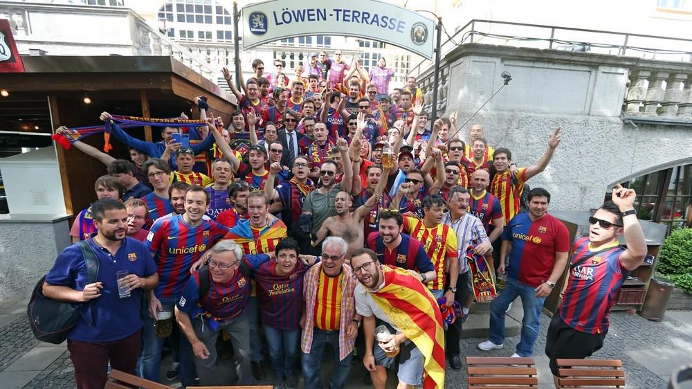 FCBarcelona's tweet image. [PHOTOS] Barça Supporters Clubs met up in Munich today ow.ly/MRk1g #FCBFCB #UCL