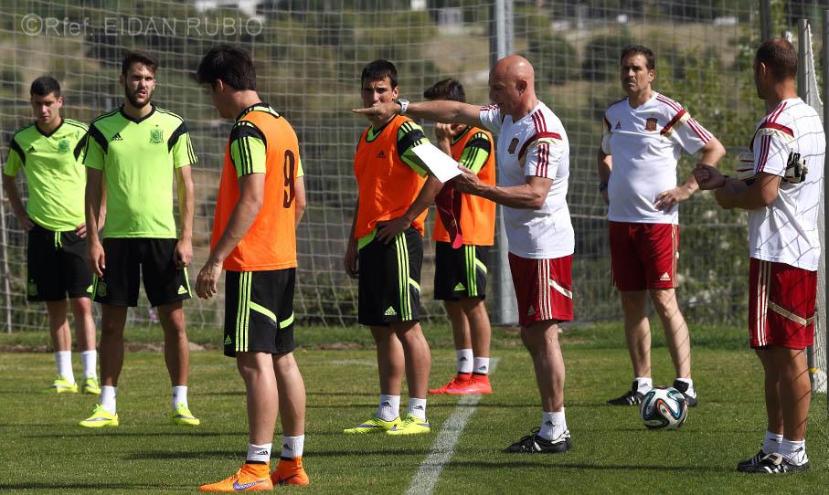 SEFutbol's tweet photo. ¿Qué internacionales de tu equipo están con la @SeFutbol Sub-19? ¡Aquí tienes la lista! http://t.co/zQEud1PjBm http://t.co/sr366avFHM