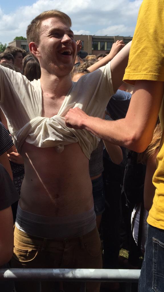 timvandebergh's tweet photo. Ik moest mijn T-shirt naar beneden doen π #tmfstressfactor http://t.co/LI1ptv7pkv