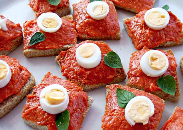 CalXevi's tweet photo. Idea para una cena entre amigos!
Unos #canapés de #sobrasada superior de #CalXevi, con huevo de #codorniz y orégano. http://t.co/R4CN3sldOy