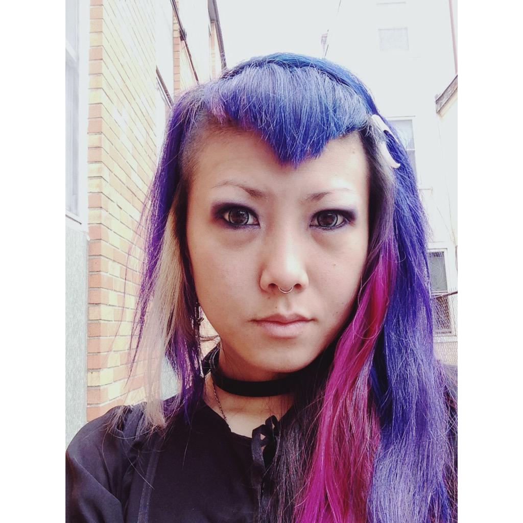 sophireaptress's tweet image. Spring it's gone? Here it's me with my happy V bangs ! #sogoth #vbangs #bangs #goth #vamp #spring