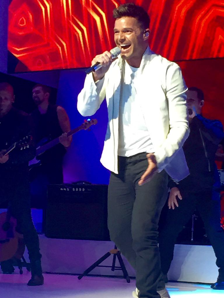 Increíble el cierre musical de @ricky_martin en el #Upfronts2015 de @Univision en #NYC #ThisWayForward #Univision