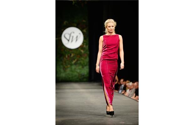 TAVDesigns's tweet image. Photos courtesy of @twitmichaelbell and @leaderpost. #skfwk #fashion #sequins #velvet #yellow #runway #yqr #style