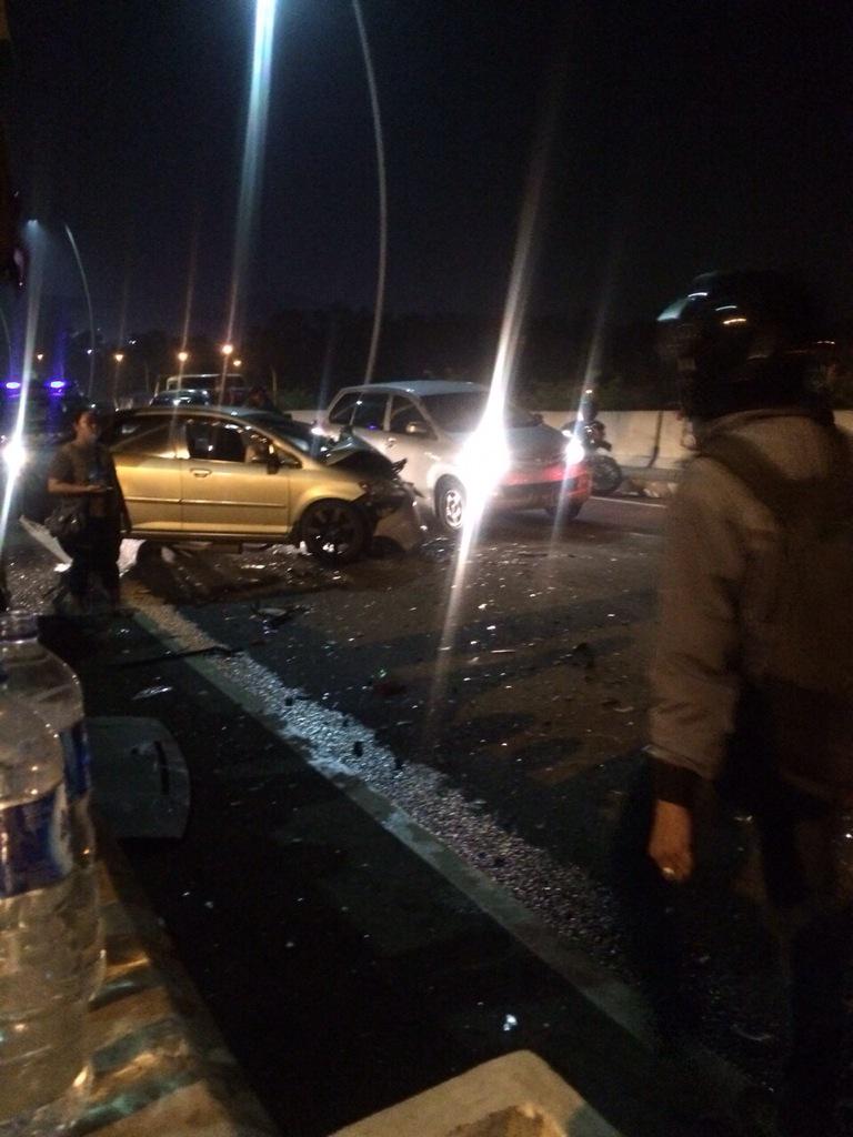 ariefDYT's tweet photo. Wiihh "@TMCPoldaMetro: 02:05 Kecelakaan di Jembatan Summarecon Bekasi &amp; sdh dlm penanganan Polri. http://t.co/WrfHGqn4f2 @j_sudiyana"
