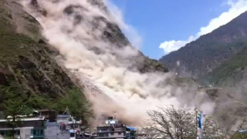BFMTV's tweet image. VIDEO - Nouveau séisme au Népal: impressionnant glissement de terrain dans l’Himalaya bfmtv.com/mediaplayer/vi…