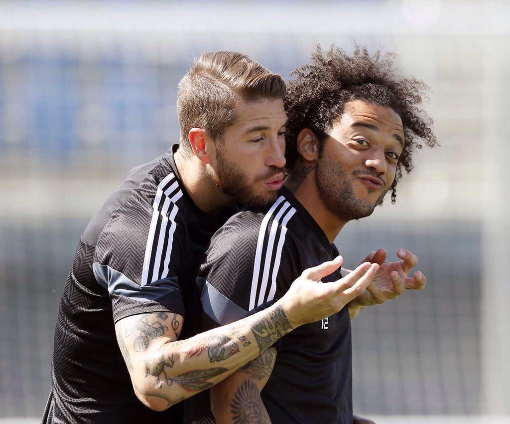 SergioRamos's tweet photo. Blowing out the candles today.Fighting for the present tomorrow.Happy Birthday @MarceloM12  #JuntosAPorLaUndecima http://t.co/q2la8SWv7z