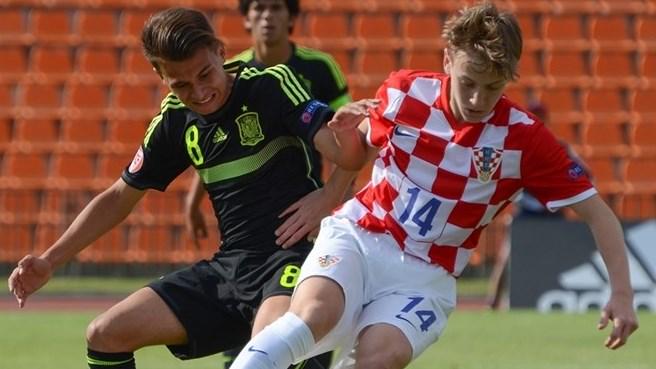 SEFutbol's tweet photo. CRÓNICA | La @SeFutbol Sub-17 logra el pase a los 1/4 de final del Cto. de Europa #JuegaEspaña http://t.co/n3BbmjZszs http://t.co/aCKYwgNK8u