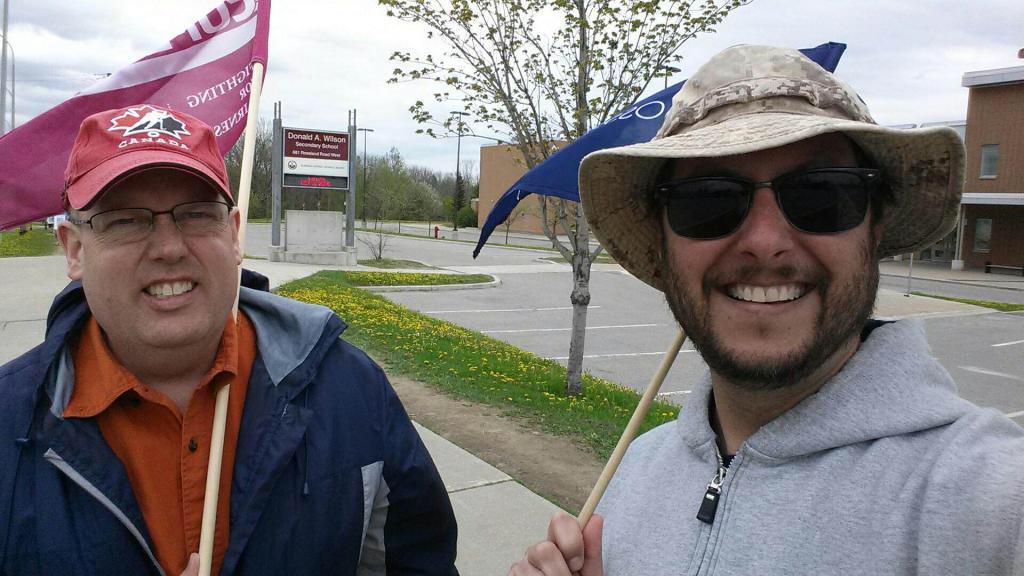 CUPE129's tweet photo. .@loo2404 and @D13_OSSTF member @ryan_a_kelly out on the picket lines. @CUPEOntario members #StandwithOSSTF http://t.co/KHb2FwC8sM