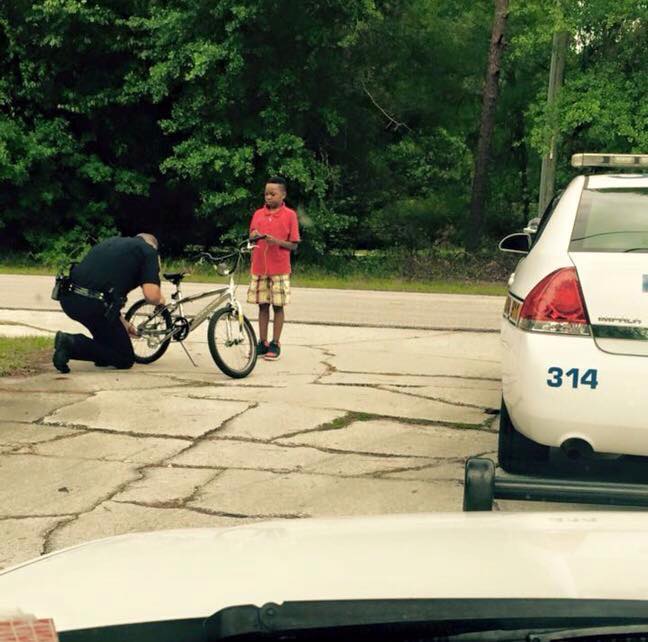 CarolMatisak's tweet image. Sheriff officer helping little boy with his bike, but this photo will never go viral #BlueLivesMatter #AllLivesMatter