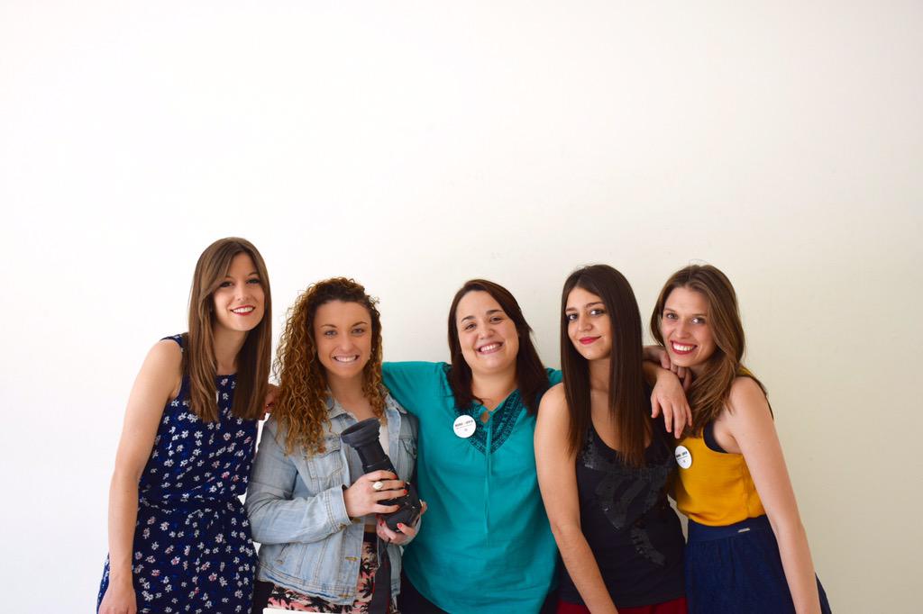 Madres_Jovenes's tweet photo. Aquí tenéis una fotografía de todo el grupo que está haciendo la revista de #MamaEsJoven http://t.co/4osevMVIWF