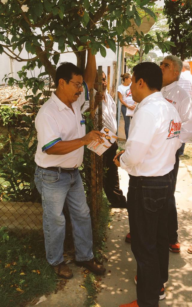 MattyPalafox's tweet photo. @AHB_adrian sigue escuchando las inquietudes de los ciudadanos hoy la manga 3 #DistritoLocalVI @pritabasco http://t.co/kZpn4swc2K